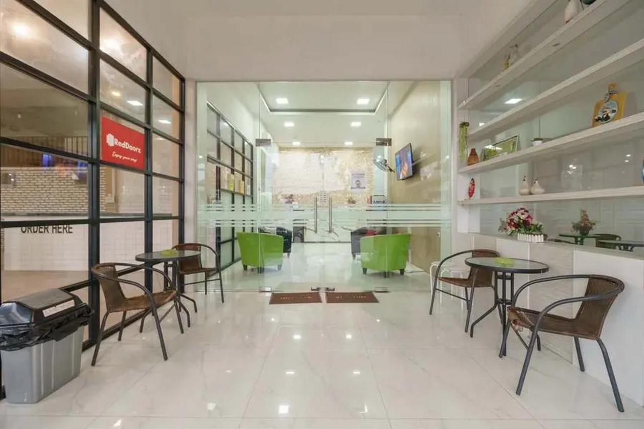 RedDoorz Plus @ Cemara Asri Medan Exterior foto