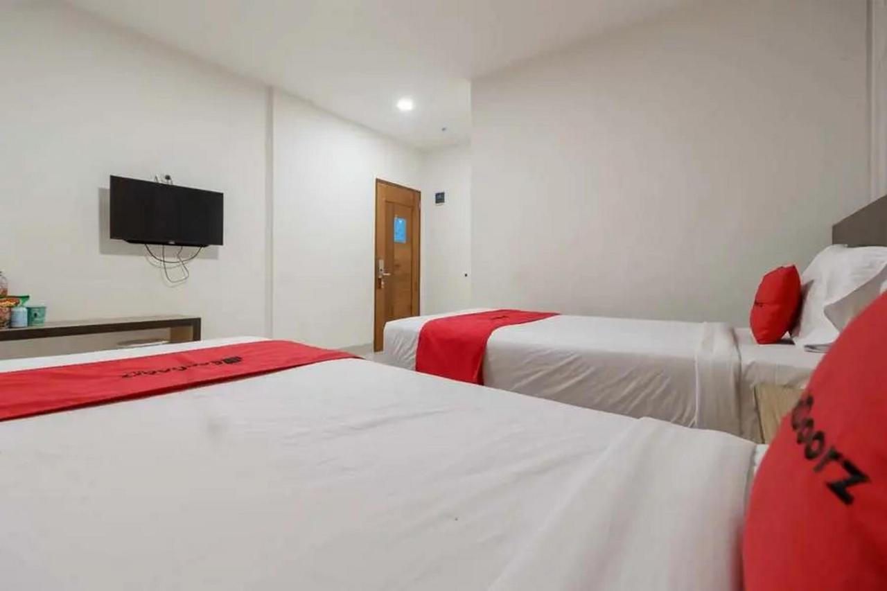 RedDoorz Plus @ Cemara Asri Medan Exterior foto