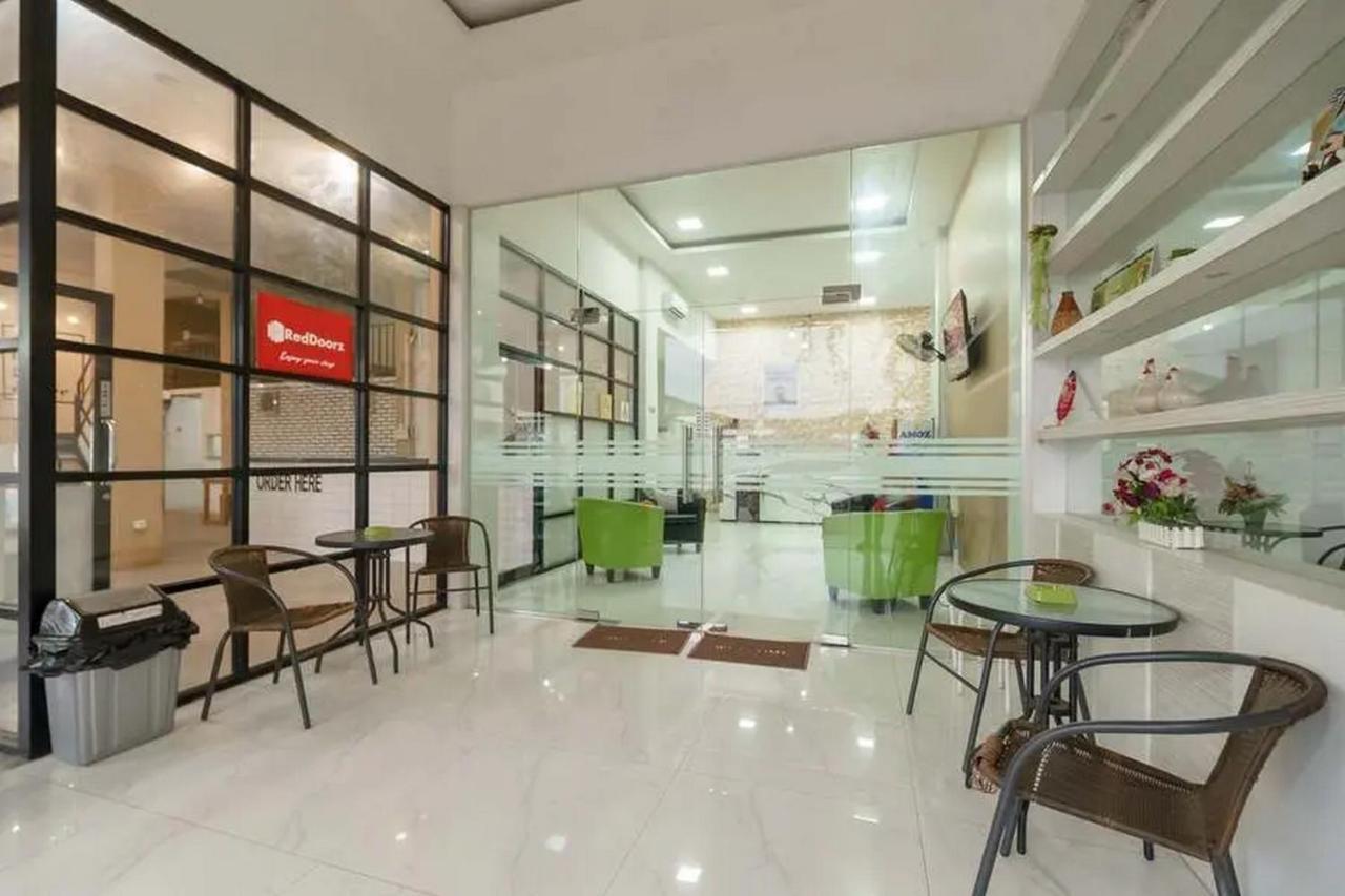 RedDoorz Plus @ Cemara Asri Medan Exterior foto